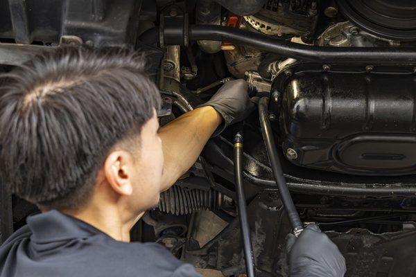 リフトアップした車両にトルコン太郎の専用ラインを接続