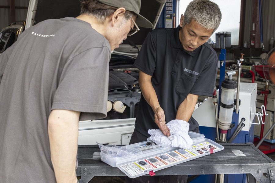 スタッフがお客様にオイルの状態を説明