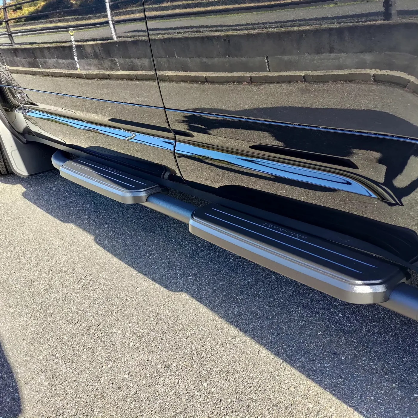 LANDROVERDEFENDERサイドステップRaptorLiner施行(写真2)